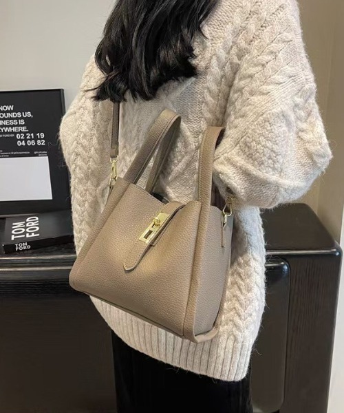 CALIFORNIA OUTFITTERS(カリフォルニア アウトフィッターズ)の「3-9B5 2way スクエア ボックス ハンドバッグ(ハンドバッグ・レディース・ブラック/グレイッシュベージュ/アイボリー/ブラウン/キャメル・ONESIZE)」の4枚目の写真