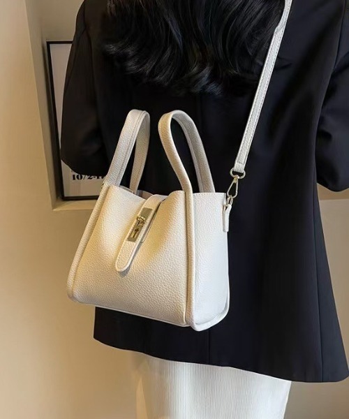 CALIFORNIA OUTFITTERS(カリフォルニア アウトフィッターズ)の「3-9B5 2way スクエア ボックス ハンドバッグ(ハンドバッグ・レディース・ブラック/グレイッシュベージュ/アイボリー/ブラウン/キャメル・ONESIZE)」の6枚目の写真