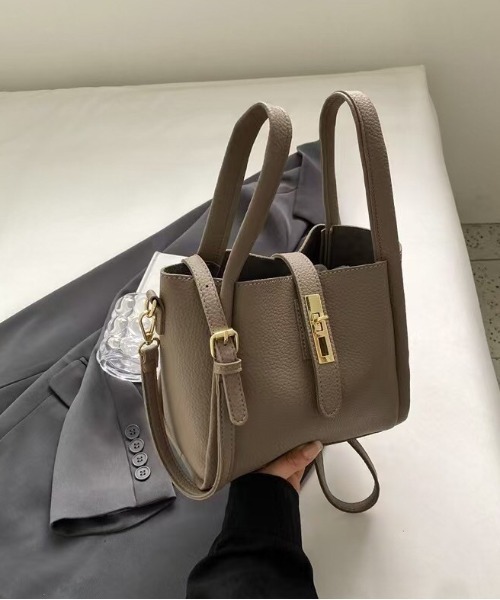 CALIFORNIA OUTFITTERS(カリフォルニア アウトフィッターズ)の「3-9B5 2way スクエア ボックス ハンドバッグ(ハンドバッグ・レディース・ブラック/グレイッシュベージュ/アイボリー/ブラウン/キャメル・ONESIZE)」の11枚目の写真