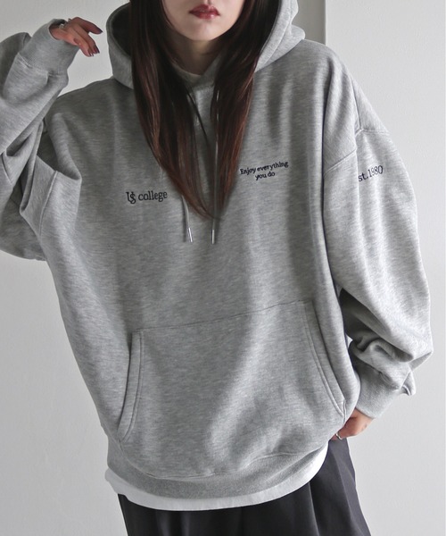 COURO（コウロ）の「テキスト刺繍ルーズシルエットプルオーバーパーカー（パーカー・レディース・グレー系/ホワイト/グレー系1/ブラック系1/オートミール/チャコール/ブラック系/ネイビー・M/L）」の6枚目の写真
