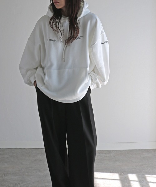 COURO（コウロ）の「テキスト刺繍ルーズシルエットプルオーバーパーカー（パーカー・レディース・グレー系/ホワイト/グレー系1/ブラック系1/オートミール/チャコール/ブラック系/ネイビー・M/L）」の9枚目の写真