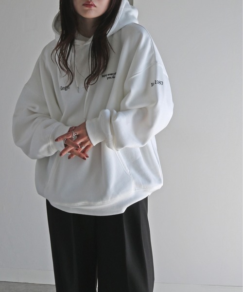 COURO（コウロ）の「テキスト刺繍ルーズシルエットプルオーバーパーカー（パーカー・レディース・グレー系/ホワイト/グレー系1/ブラック系1/オートミール/チャコール/ブラック系/ネイビー・M/L）」の10枚目の写真