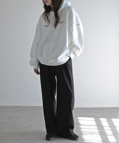 COURO（コウロ）の「テキスト刺繍ルーズシルエットプルオーバーパーカー（パーカー・レディース・グレー系/ホワイト/グレー系1/ブラック系1/オートミール/チャコール/ブラック系/ネイビー・M/L）」の12枚目の写真
