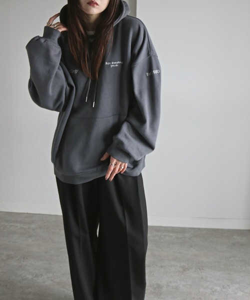 COURO（コウロ）の「テキスト刺繍ルーズシルエットプルオーバーパーカー（パーカー・レディース・グレー系/ホワイト/グレー系1/ブラック系1/オートミール/チャコール/ブラック系/ネイビー・M/L）」の20枚目の写真