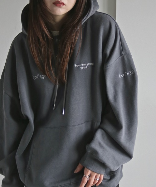 COURO（コウロ）の「テキスト刺繍ルーズシルエットプルオーバーパーカー（パーカー・レディース・グレー系/ホワイト/グレー系1/ブラック系1/オートミール/チャコール/ブラック系/ネイビー・M/L）」の21枚目の写真