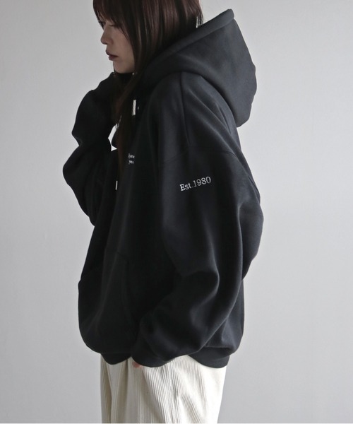 COURO（コウロ）の「テキスト刺繍ルーズシルエットプルオーバーパーカー（パーカー・レディース・グレー系/ホワイト/グレー系1/ブラック系1/オートミール/チャコール/ブラック系/ネイビー・M/L）」の15枚目の写真