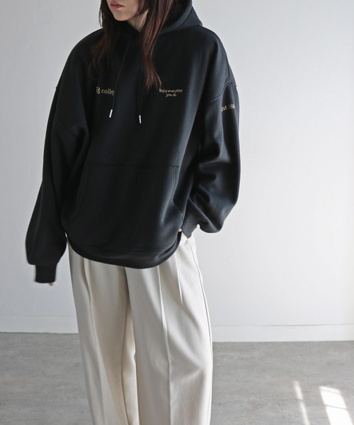 COURO（コウロ）の「テキスト刺繍ルーズシルエットプルオーバーパーカー（パーカー・レディース・グレー系/ホワイト/グレー系1/ブラック系1/オートミール/チャコール/ブラック系/ネイビー・M/L）」の17枚目の写真