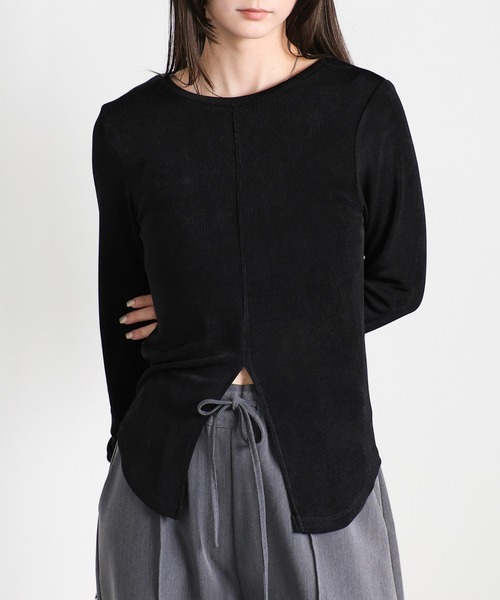 select MOCA(セレクトモカ)の「2WAYスリットシャイニートップス(Tシャツ/カットソー・レディース・アイボリー/ブルー/グレイッシュベージュ/ブラック・FREE)」の2枚目の写真