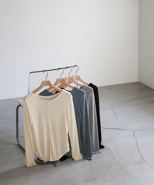 select MOCA(セレクトモカ)の「2WAYスリットシャイニートップス(Tシャツ/カットソー・レディース・アイボリー/ブルー/グレイッシュベージュ/ブラック・FREE)」の13枚目の写真