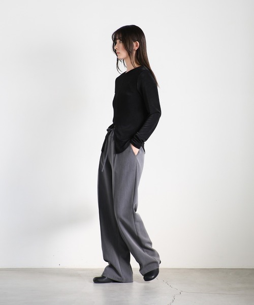 select MOCA(セレクトモカ)の「2WAYスリットシャイニートップス(Tシャツ/カットソー・レディース・アイボリー/ブルー/グレイッシュベージュ/ブラック・FREE)」の5枚目の写真