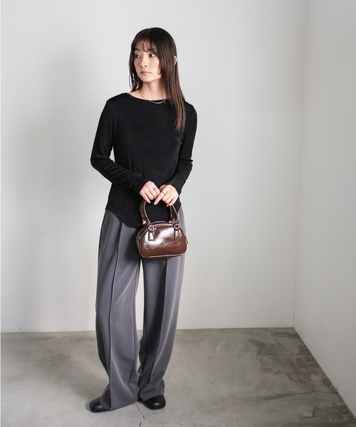 select MOCA(セレクトモカ)の「2WAYスリットシャイニートップス(Tシャツ/カットソー・レディース・アイボリー/ブルー/グレイッシュベージュ/ブラック・FREE)」の9枚目の写真