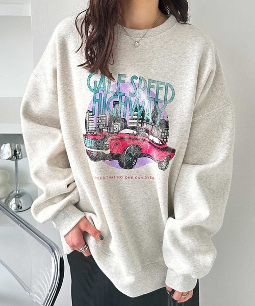 FIRST MOOD(ファーストムード)の「《FIRSTMOODコラボ》グラフィックヴィンテージ風裏起毛スウェット(スウェット・レディース・オートミール/チャコール・MEDIUM)」の1枚目の写真
