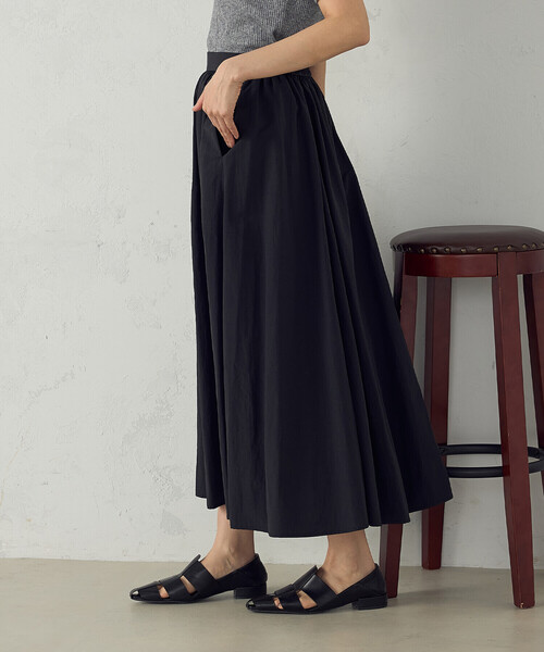 COMME CA ISM（コムサイズム）の「ナイロンタフタボリュームスカート（スカート・レディース・グレイッシュベージュ/ブラック・MEDIUM/LARGE）」の6枚目の写真