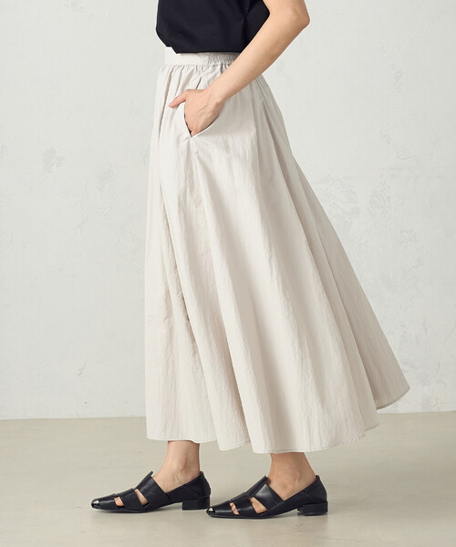 COMME CA ISM（コムサイズム）の「ナイロンタフタボリュームスカート（スカート・レディース・グレイッシュベージュ/ブラック・MEDIUM/LARGE）」の8枚目の写真