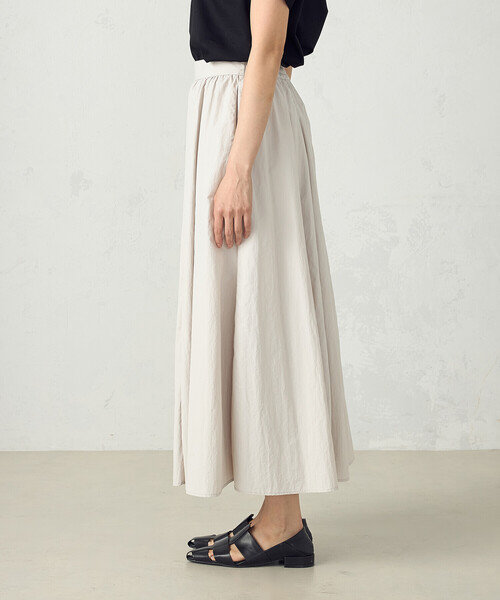 COMME CA ISM（コムサイズム）の「ナイロンタフタボリュームスカート（スカート・レディース・グレイッシュベージュ/ブラック・MEDIUM/LARGE）」の10枚目の写真