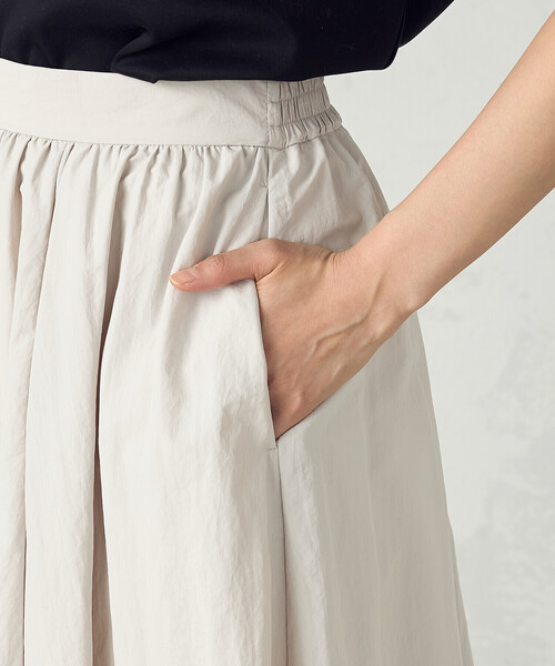 COMME CA ISM（コムサイズム）の「ナイロンタフタボリュームスカート（スカート・レディース・グレイッシュベージュ/ブラック・MEDIUM/LARGE）」の13枚目の写真