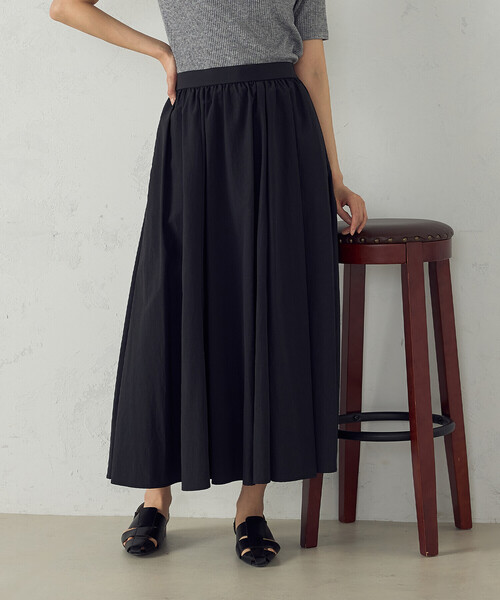 COMME CA ISM（コムサイズム）の「ナイロンタフタボリュームスカート（スカート・レディース・グレイッシュベージュ/ブラック・MEDIUM/LARGE）」の2枚目の写真