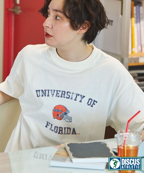 DISCUS ATHLETIC(ディスカス アスレチック)の「【DISCUS×University】ヴィンテージライクカレッジデザインプリントオーバーサイズ半袖Tシャツ(Tシャツ/カットソー・レディース・ホワイト系2/ホワイト系1/グレー系1/ブラック系1/スミクロ/ネイビー/ホワイト/ブラウン/ホワイト系/ターコイズブルー/ネイビー系/グレー系/ホワイト系3/オートミール/ブルー系/ブラック系・M/L)」の3枚目の写真