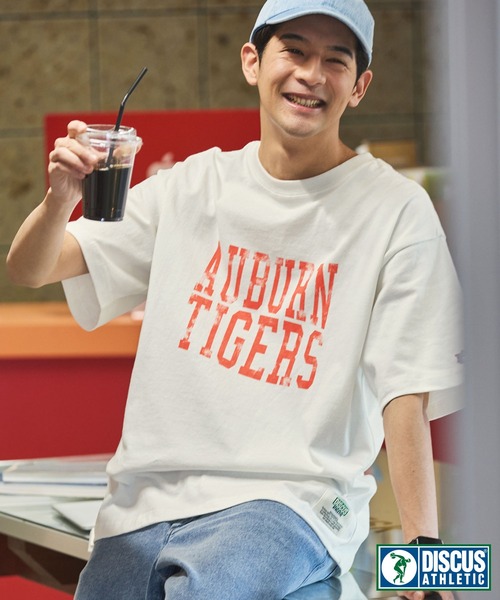 DISCUS ATHLETIC(ディスカス アスレチック)の「【DISCUS×University】ヴィンテージライクカレッジデザインプリントオーバーサイズ半袖Tシャツ(Tシャツ/カットソー・レディース・ホワイト系2/ホワイト系1/グレー系1/ブラック系1/スミクロ/ネイビー/ホワイト/ブラウン/ホワイト系/ターコイズブルー/ネイビー系/グレー系/ホワイト系3/オートミール/ブルー系/ブラック系・M/L)」の4枚目の写真