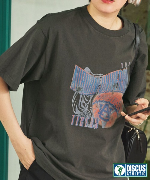 DISCUS ATHLETIC(ディスカス アスレチック)の「【DISCUS×University】ヴィンテージライクカレッジデザインプリントオーバーサイズ半袖Tシャツ(Tシャツ/カットソー・レディース・ホワイト系2/ホワイト系1/グレー系1/ブラック系1/スミクロ/ネイビー/ホワイト/ブラウン/ホワイト系/ターコイズブルー/ネイビー系/グレー系/ホワイト系3/オートミール/ブルー系/ブラック系・M/L)」の8枚目の写真