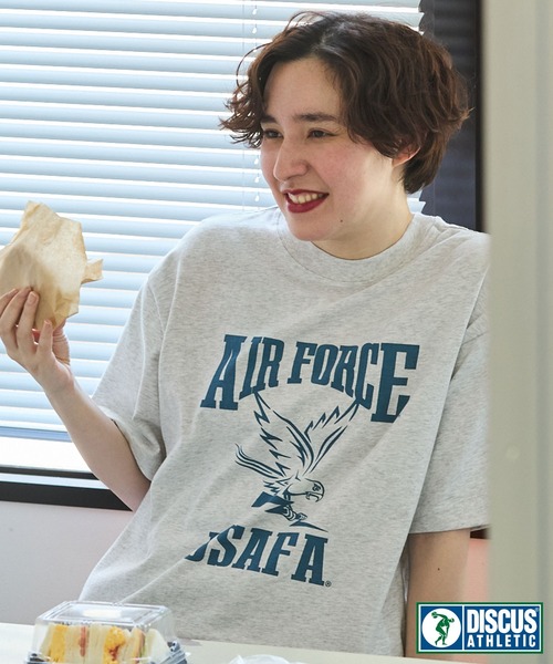 DISCUS ATHLETIC(ディスカス アスレチック)の「【DISCUS×University】ヴィンテージライクカレッジデザインプリントオーバーサイズ半袖Tシャツ(Tシャツ/カットソー・レディース・ホワイト系2/ホワイト系1/グレー系1/ブラック系1/スミクロ/ネイビー/ホワイト/ブラウン/ホワイト系/ターコイズブルー/ネイビー系/グレー系/ホワイト系3/オートミール/ブルー系/ブラック系・M/L)」の10枚目の写真