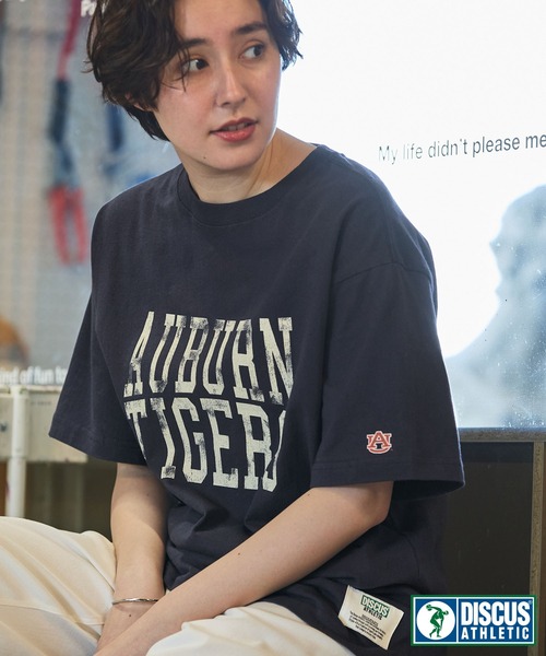 DISCUS ATHLETIC(ディスカス アスレチック)の「【DISCUS×University】ヴィンテージライクカレッジデザインプリントオーバーサイズ半袖Tシャツ(Tシャツ/カットソー・レディース・ホワイト系2/ホワイト系1/グレー系1/ブラック系1/スミクロ/ネイビー/ホワイト/ブラウン/ホワイト系/ターコイズブルー/ネイビー系/グレー系/ホワイト系3/オートミール/ブルー系/ブラック系・M/L)」の1枚目の写真