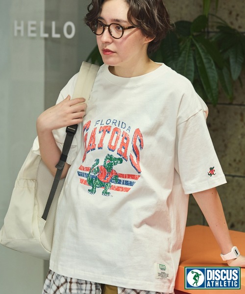 DISCUS ATHLETIC(ディスカス アスレチック)の「【DISCUS×University】ヴィンテージライクカレッジデザインプリントオーバーサイズ半袖Tシャツ(Tシャツ/カットソー・レディース・ホワイト系2/ホワイト系1/グレー系1/ブラック系1/スミクロ/ネイビー/ホワイト/ブラウン/ホワイト系/ターコイズブルー/ネイビー系/グレー系/ホワイト系3/オートミール/ブルー系/ブラック系・M/L)」の2枚目の写真