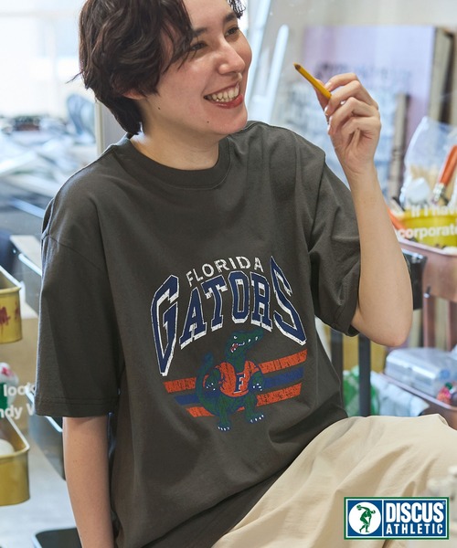 DISCUS ATHLETIC(ディスカス アスレチック)の「【DISCUS×University】ヴィンテージライクカレッジデザインプリントオーバーサイズ半袖Tシャツ(Tシャツ/カットソー・レディース・ホワイト系2/ホワイト系1/グレー系1/ブラック系1/スミクロ/ネイビー/ホワイト/ブラウン/ホワイト系/ターコイズブルー/ネイビー系/グレー系/ホワイト系3/オートミール/ブルー系/ブラック系・M/L)」の7枚目の写真