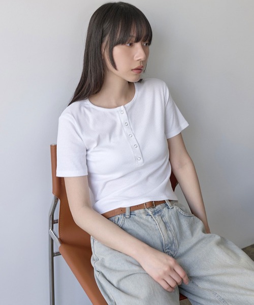 UNE MANSION(ユヌマンション)の「【UNE ORIGINAL】 ヘンリーネックシルバースナップボタンリブ半袖カットソー(Tシャツ/カットソー・レディース・グレー/ブラック/ホワイト・SMALL/MEDIUM)」の1枚目の写真