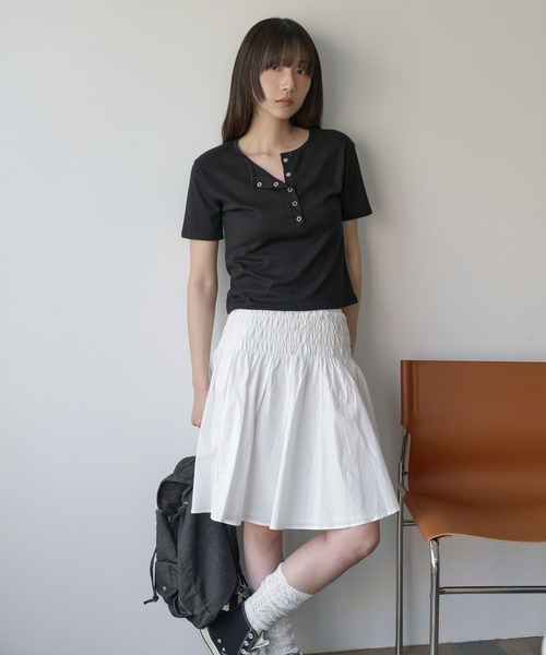 UNE MANSION(ユヌマンション)の「【UNE ORIGINAL】 ヘンリーネックシルバースナップボタンリブ半袖カットソー(Tシャツ/カットソー・レディース・グレー/ブラック/ホワイト・SMALL/MEDIUM)」の8枚目の写真