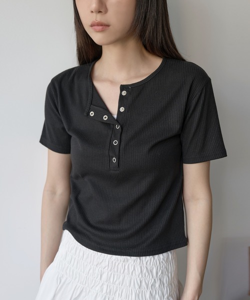 UNE MANSION(ユヌマンション)の「【UNE ORIGINAL】 ヘンリーネックシルバースナップボタンリブ半袖カットソー(Tシャツ/カットソー・レディース・グレー/ブラック/ホワイト・SMALL/MEDIUM)」の7枚目の写真