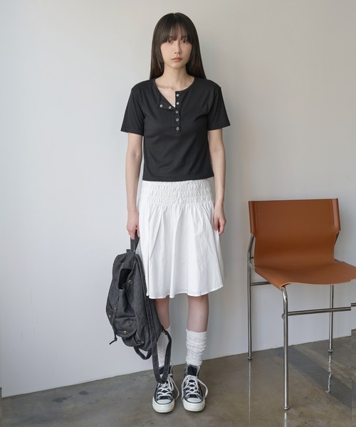 UNE MANSION(ユヌマンション)の「【UNE ORIGINAL】 ヘンリーネックシルバースナップボタンリブ半袖カットソー(Tシャツ/カットソー・レディース・グレー/ブラック/ホワイト・SMALL/MEDIUM)」の16枚目の写真