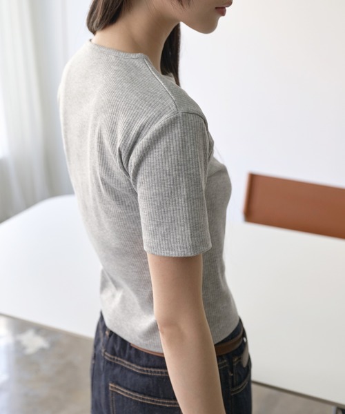 UNE MANSION(ユヌマンション)の「【UNE ORIGINAL】 ヘンリーネックシルバースナップボタンリブ半袖カットソー(Tシャツ/カットソー・レディース・グレー/ブラック/ホワイト・SMALL/MEDIUM)」の4枚目の写真