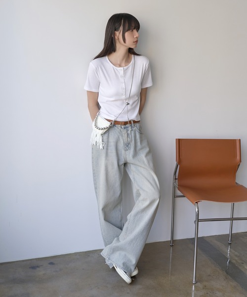 UNE MANSION(ユヌマンション)の「【UNE ORIGINAL】 ヘンリーネックシルバースナップボタンリブ半袖カットソー(Tシャツ/カットソー・レディース・グレー/ブラック/ホワイト・SMALL/MEDIUM)」の11枚目の写真