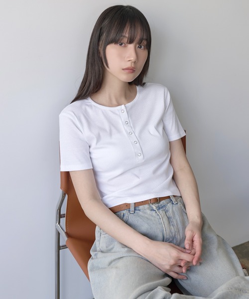 UNE MANSION(ユヌマンション)の「【UNE ORIGINAL】 ヘンリーネックシルバースナップボタンリブ半袖カットソー(Tシャツ/カットソー・レディース・グレー/ブラック/ホワイト・SMALL/MEDIUM)」の21枚目の写真