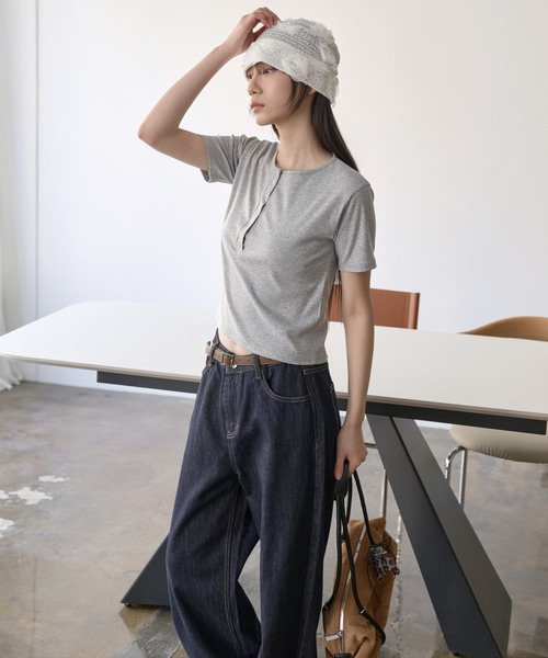 UNE MANSION(ユヌマンション)の「【UNE ORIGINAL】 ヘンリーネックシルバースナップボタンリブ半袖カットソー(Tシャツ/カットソー・レディース・グレー/ブラック/ホワイト・SMALL/MEDIUM)」の20枚目の写真