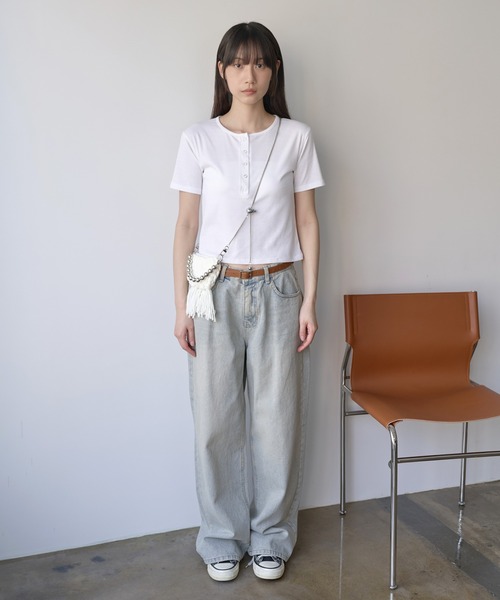 UNE MANSION(ユヌマンション)の「【UNE ORIGINAL】 ヘンリーネックシルバースナップボタンリブ半袖カットソー(Tシャツ/カットソー・レディース・グレー/ブラック/ホワイト・SMALL/MEDIUM)」の19枚目の写真