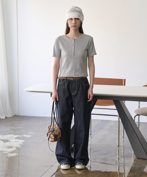 UNE MANSION(ユヌマンション)の「【UNE ORIGINAL】 ヘンリーネックシルバースナップボタンリブ半袖カットソー(Tシャツ/カットソー・レディース・グレー/ブラック/ホワイト・SMALL/MEDIUM)」の13枚目の写真