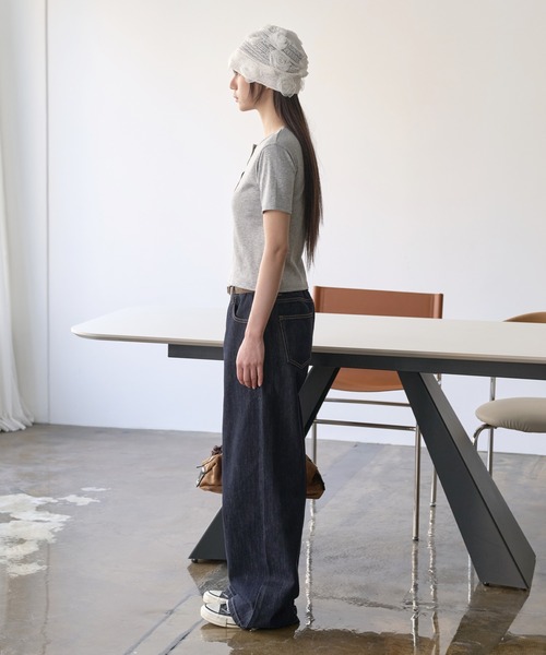 UNE MANSION(ユヌマンション)の「【UNE ORIGINAL】 ヘンリーネックシルバースナップボタンリブ半袖カットソー(Tシャツ/カットソー・レディース・グレー/ブラック/ホワイト・SMALL/MEDIUM)」の12枚目の写真