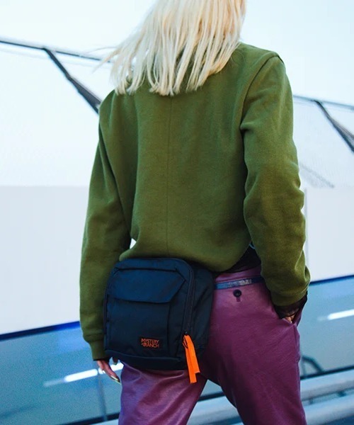 MYSTERY RANCH（ミステリーランチ）の「MYSTERY RANCH/ミステリーランチ　DISTRICT4　ディストリクト4（ショルダーバッグ・メンズ・ブラック・F）」の2枚目の写真