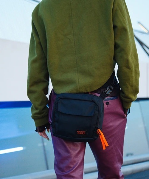 MYSTERY RANCH（ミステリーランチ）の「MYSTERY RANCH/ミステリーランチ　DISTRICT4　ディストリクト4（ショルダーバッグ・メンズ・ブラック・F）」の3枚目の写真