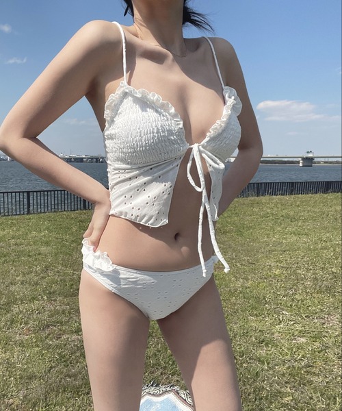 UNE MANSION（ユヌマンション）の「ラブリーアイレットフリルスモークフロントリボンビキニ/水着（水着・レディース・ブラック/アイボリー・MEDIUM/SMALL）」の4枚目の写真