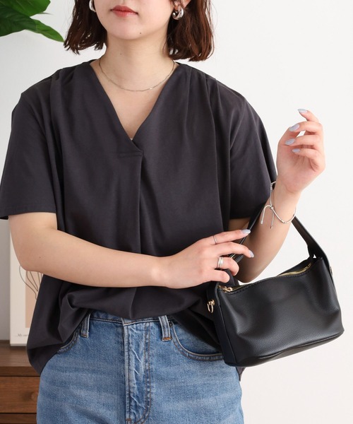 atONE(アットワン)の「ブラウス風タックスキッパー半袖Tシャツ(Tシャツ/カットソー・レディース・モカ/ホワイト/グレイッシュベージュ/ブラック/チャコールグレー・4L~5L/M-L/LL~3L)」の3枚目の写真