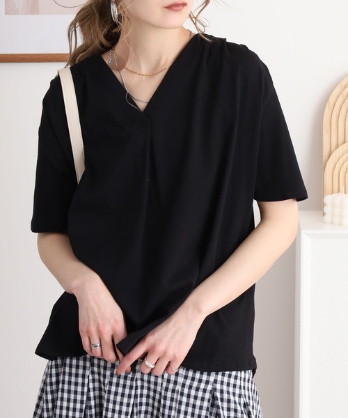 atONE(アットワン)の「ブラウス風タックスキッパー半袖Tシャツ(Tシャツ/カットソー・レディース・モカ/ホワイト/グレイッシュベージュ/ブラック/チャコールグレー・4L~5L/M-L/LL~3L)」の1枚目の写真