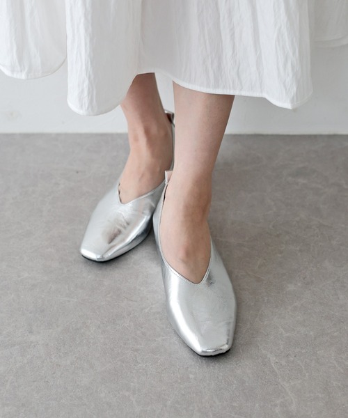 BLUEEAST(ブルーイースト)の「クッションスクエアトゥパンプス(パンプス・レディース・ブラック/シルバー/ゴールド・MEDIUM/LARGE)」の3枚目の写真