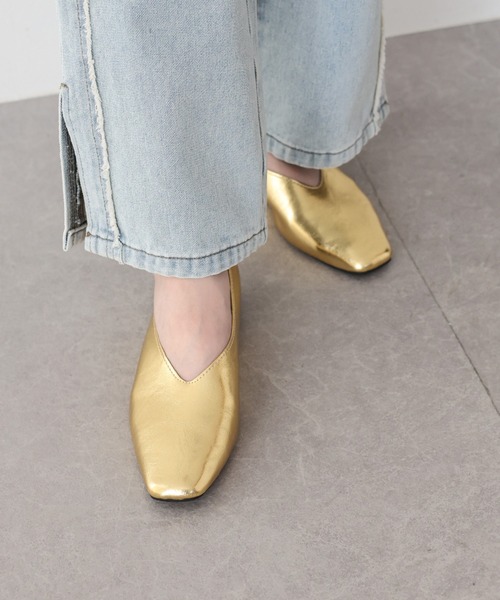 BLUEEAST(ブルーイースト)の「クッションスクエアトゥパンプス(パンプス・レディース・ブラック/シルバー/ゴールド・MEDIUM/LARGE)」の7枚目の写真