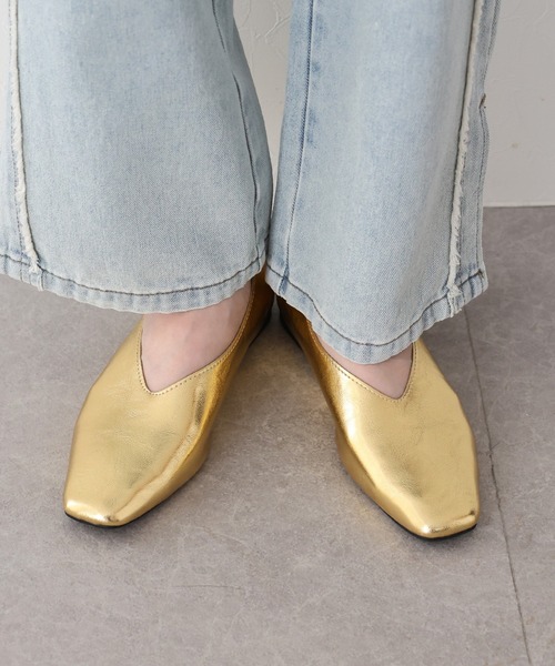 BLUEEAST(ブルーイースト)の「クッションスクエアトゥパンプス(パンプス・レディース・ブラック/シルバー/ゴールド・MEDIUM/LARGE)」の6枚目の写真