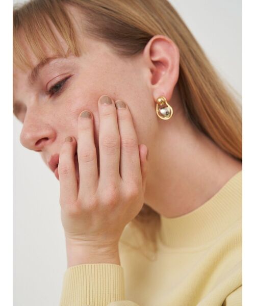 ELENDEEK(エレンディーク)の「ニュアンスメタルマルチピアス(ピアス(両耳用)・レディース・シルバー/ゴールド・FREE)」の5枚目の写真