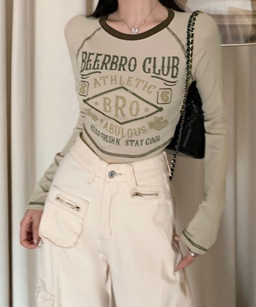 NANEA（ナネア）の「ヴィンテージ風ロゴプリントクロップドリンガーTシャツ（Tシャツ/カットソー・レディース・ベージュ/レッド・SMALL/MEDIUM/LARGE）」の2枚目の写真