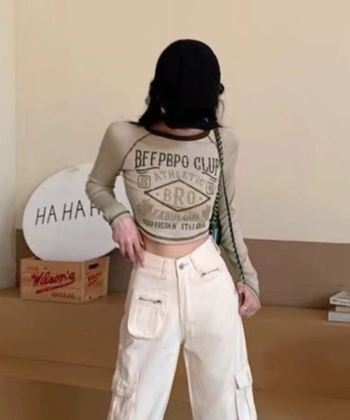 NANEA（ナネア）の「ヴィンテージ風ロゴプリントクロップドリンガーTシャツ（Tシャツ/カットソー・レディース・ベージュ/レッド・SMALL/MEDIUM/LARGE）」の3枚目の写真